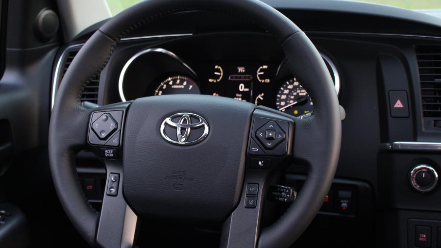 Панель приборов Toyota Sequoia TRD Pro 2020 года  (фото 35 из 44)